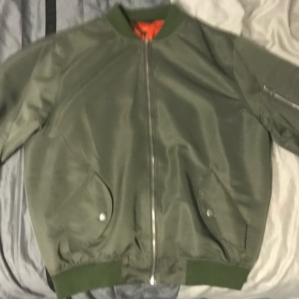 Angel Cola, alegre, green bomber jacket